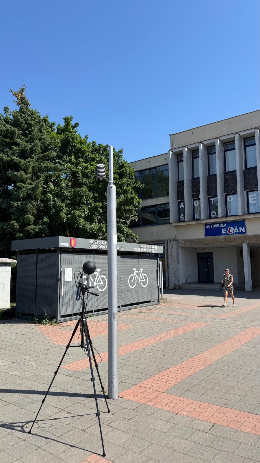 Merač v centre mesta pri úschovni bicyklov