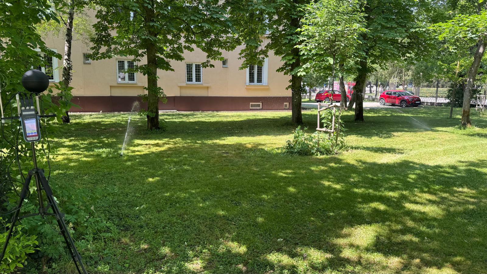 Merač vo vnútrobloku so zavlažovanou zeleňou